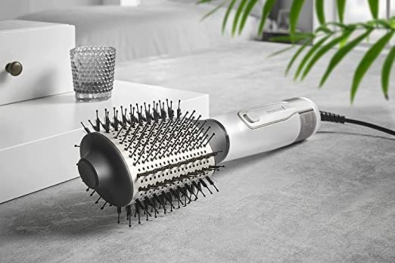 Вы можете увидеть комплект поставки фен-щетки Remington.